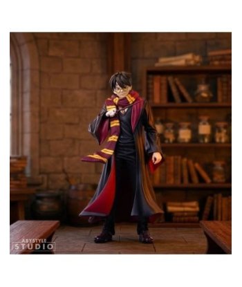Figura ABYstyle Studio Harry Potter SFC - Harry Potter - El Niño que Vivió con Bufanda de Gryffindor 19cm